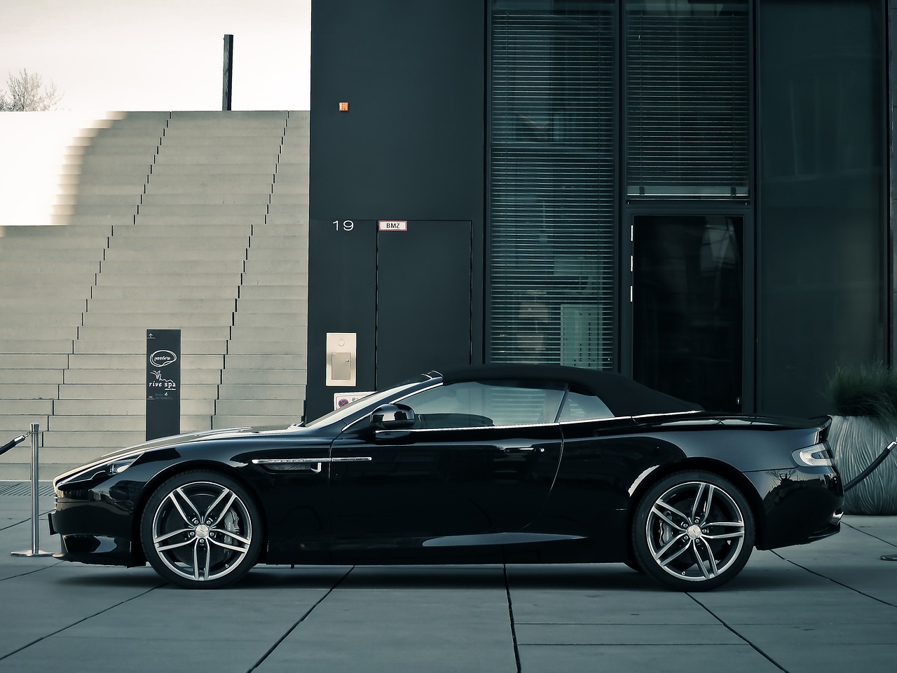 automobile-1270867_1280.jpg