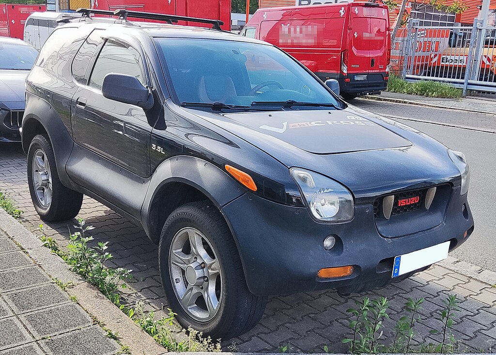 Isuzu_VehiCROSS_01_Front.jpg
